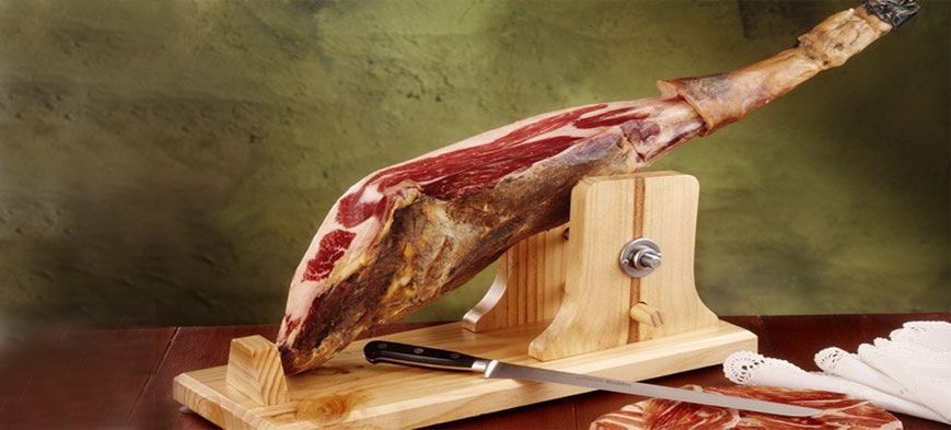 Utensilios para cortar jamón ibérico: cuchillos jamoneros, soportes y tablas