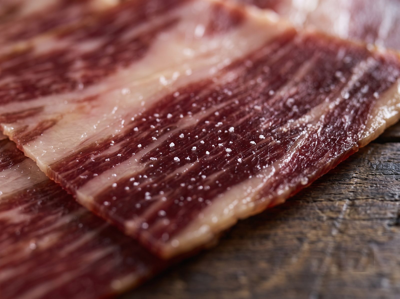 ¿Qué son las manchas blancas del jamón serrano?